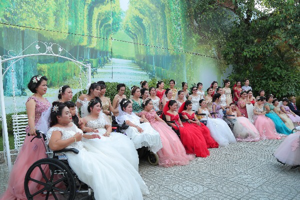 Nước mắt, nụ cười trong lễ cưới tập thể của 41 cặp đôi khuyết tật