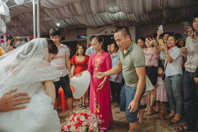 Đám cưới “vượt nghịch cảnh” mùa mưa lũ về nhà chồng khiến ai xem cũng thích thú3