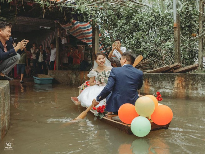 Cặp đôi “vượt lũ” tổ chức đám cưới nhận được nhiều sự quan tâm của cư dân mạng /// VƯƠNG QUYỀN